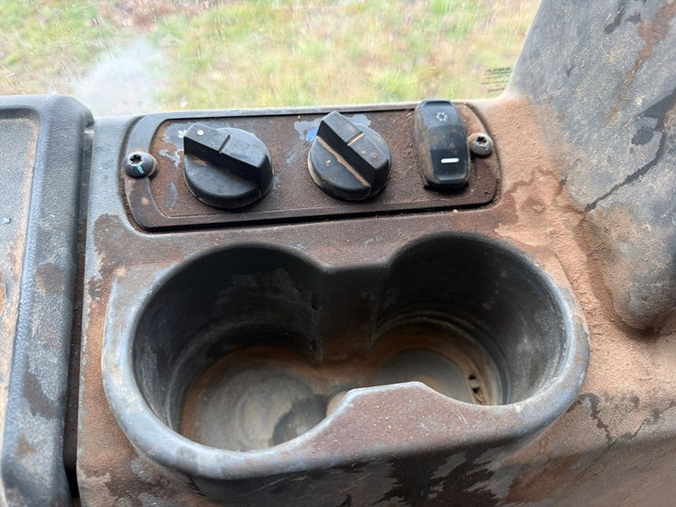 2023-caterpillar-d1-image-42