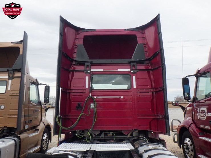 2023-volvo-vnl-300-image-12