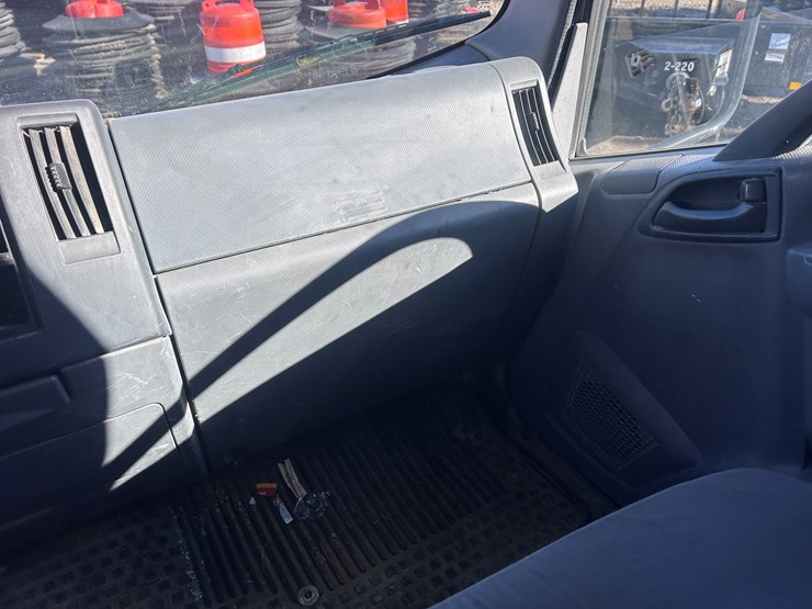 2013-isuzu-npr-image-49