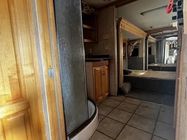 l1--2006-escalade-32'-travel-trailer-image-30