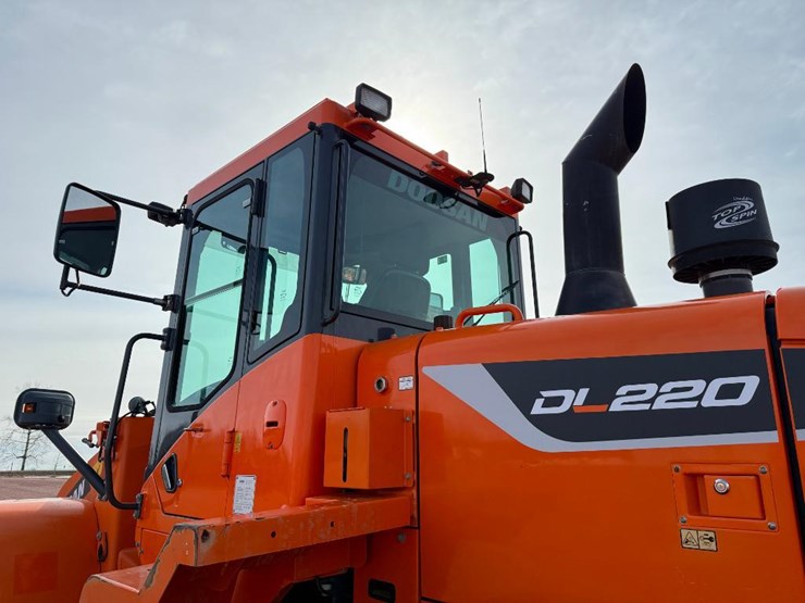 2017-doosan-dl220-5-image-17