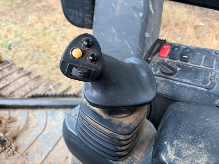 2023-caterpillar-d1-image-39