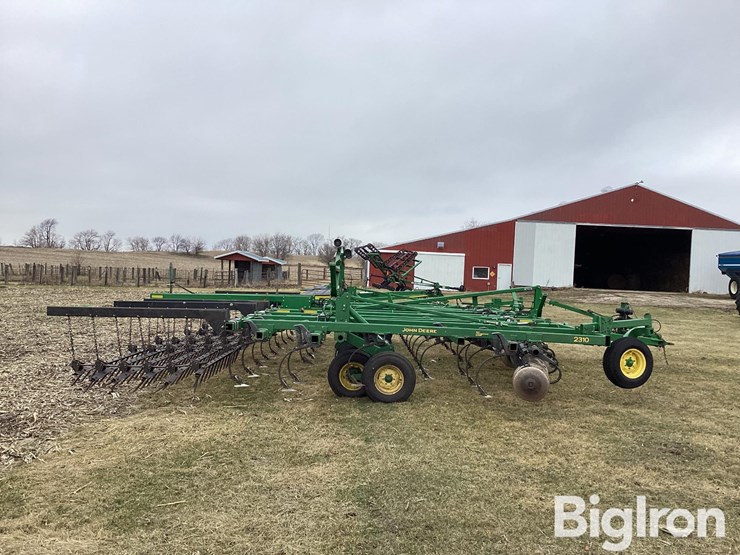 john-deere-2310-image-4