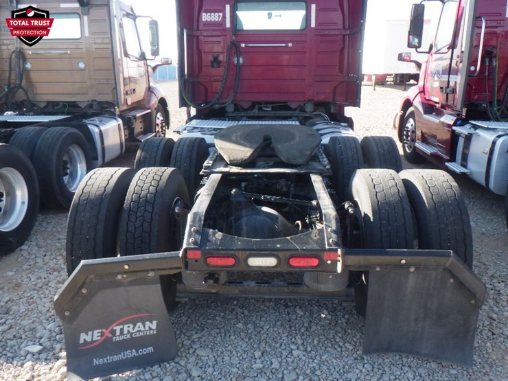 2022-volvo-vnl-300-image-7