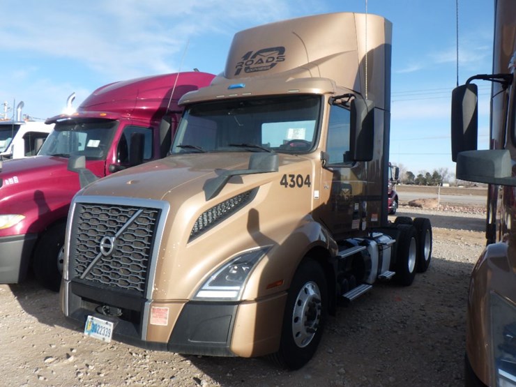 2019-volvo-vnl-300-image-1