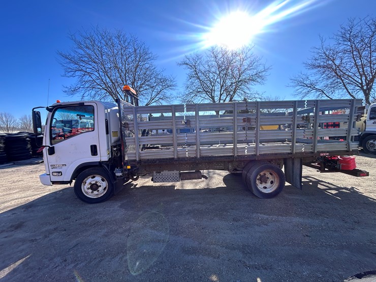 2012-isuzu-npr-image-2