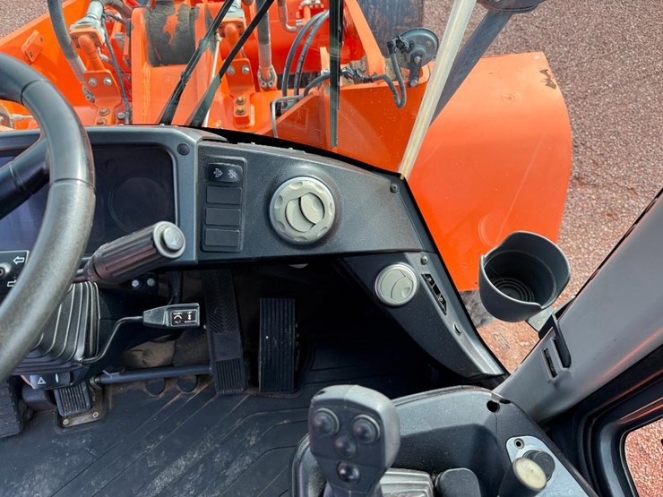 2017-doosan-dl220-5-image-61