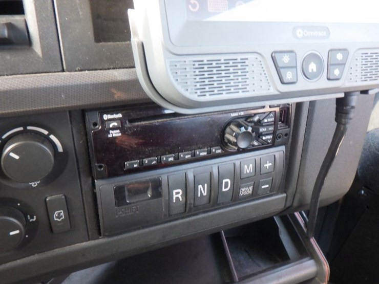 2021-volvo-vnl-300-image-16