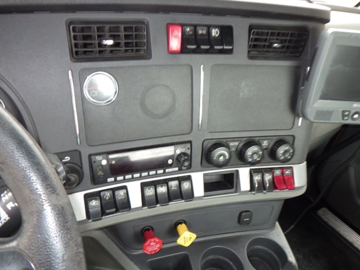 2022-kenworth-t680-image-16