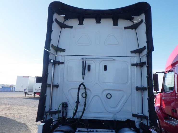 2021-freightliner-cascadia-126-image-13