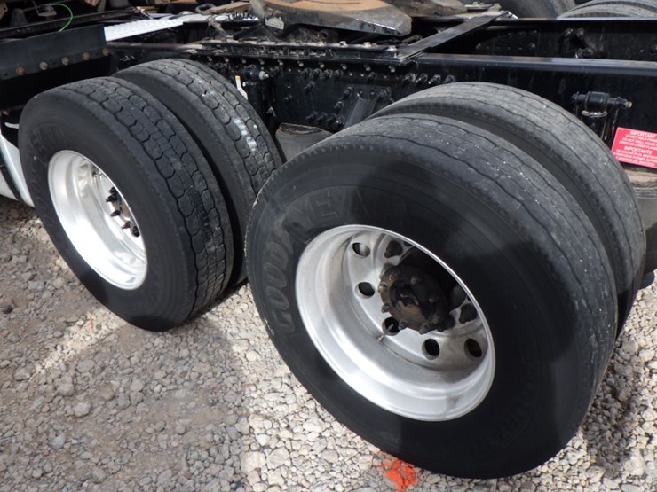 2022-volvo-vnl-300-image-14