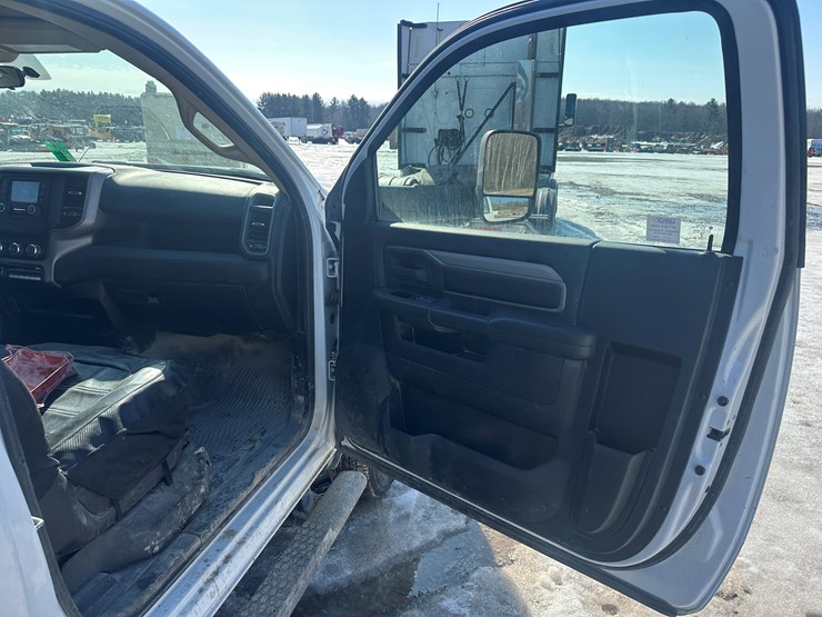 2020-dodge-3500-image-30