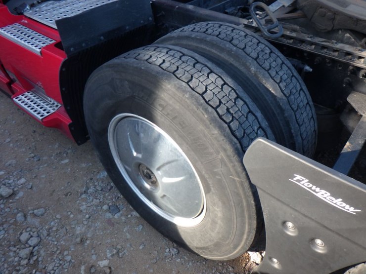 2021-volvo-vnl-760-image-12