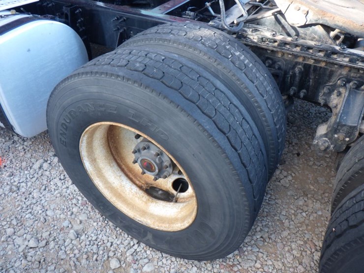 2021-volvo-vnl-300-image-12