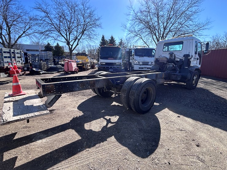 #1694-•-2004-isuzu-cab-and-chassis-image-5