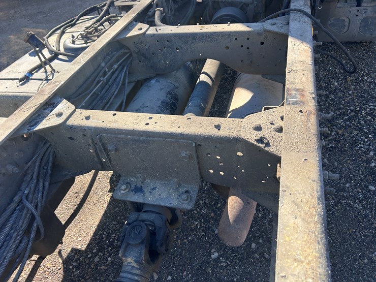 #1694-•-2004-isuzu-cab-and-chassis-image-29