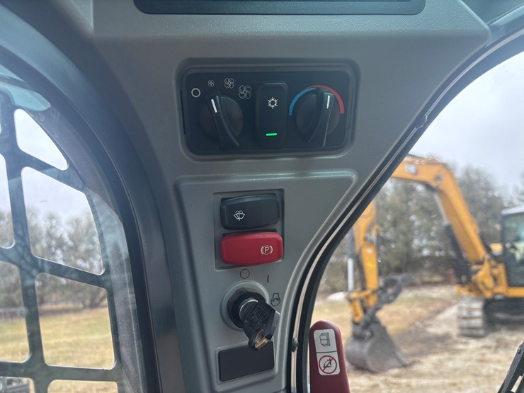 2023-caterpillar-289d3-image-39