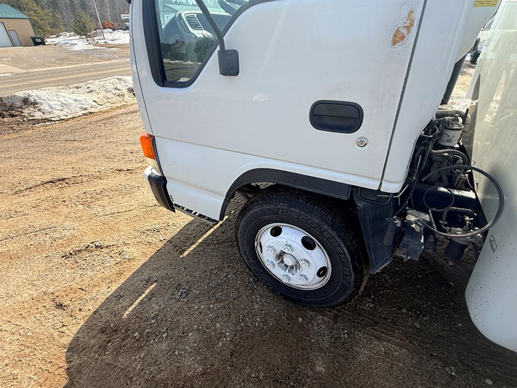 2004-isuzu-npr-image-9