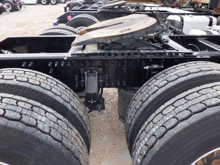 2022-volvo-vnl-300-image-5