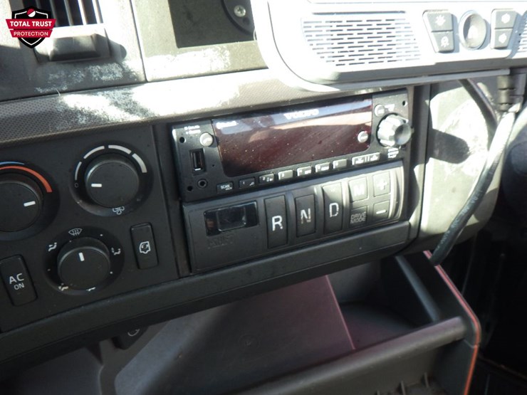 2022-volvo-vnl-300-image-16