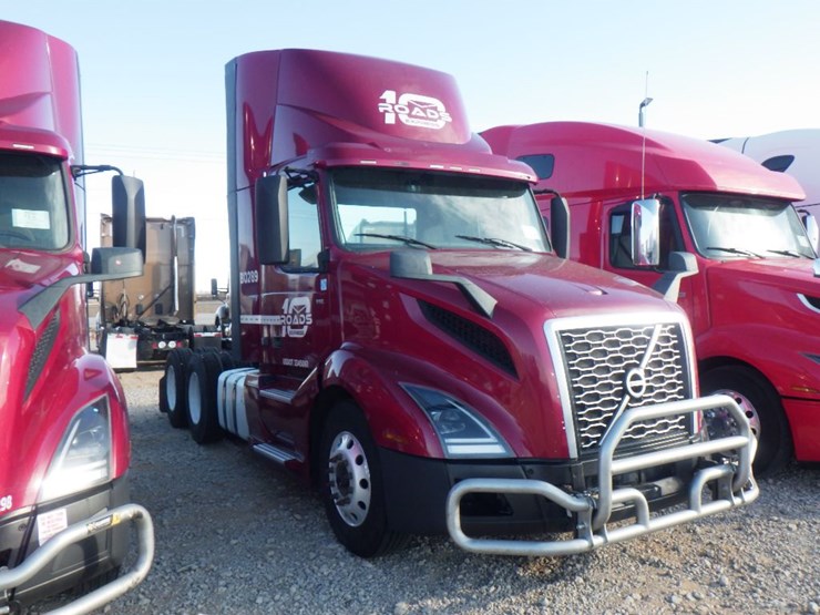 2021-volvo-vnl-300-image-3