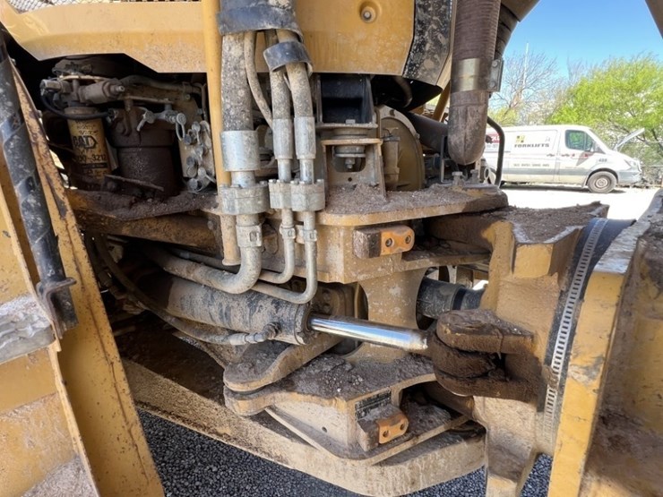 2012-caterpillar-740b-image-28