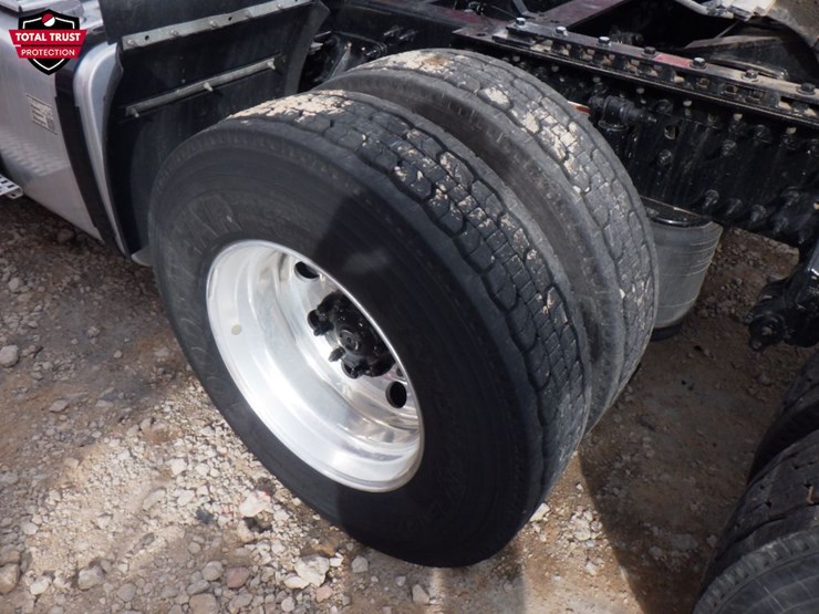 2024-volvo-vnl-300-image-13