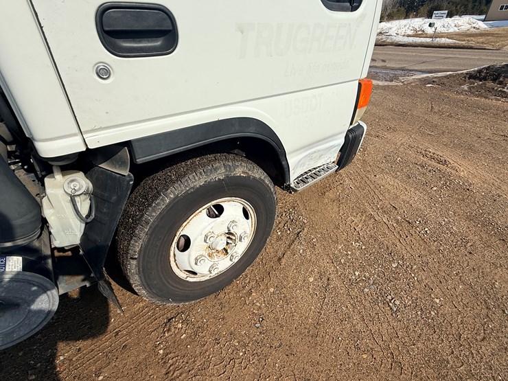 2004-isuzu-npr-image-16