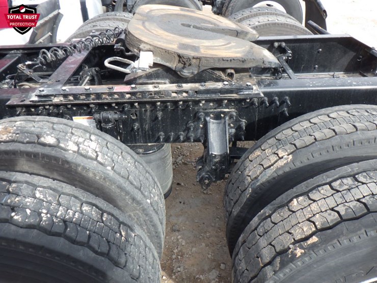 2024-volvo-vnl-300-image-14