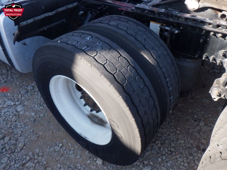 2022-volvo-vnl-300-image-12