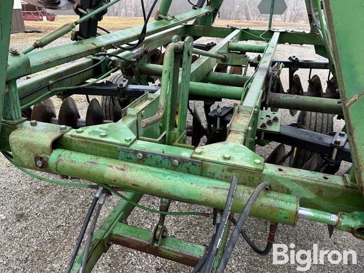 john-deere-235-image-13