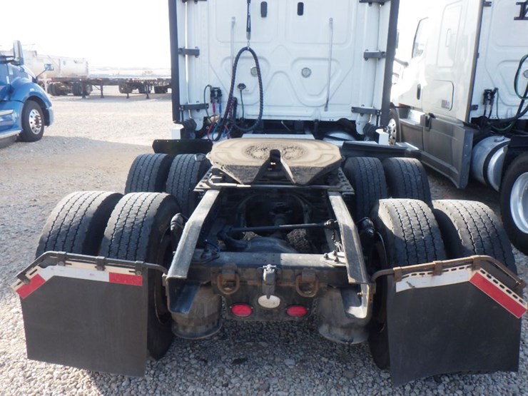 2020-freightliner-cascadia-126-image-8