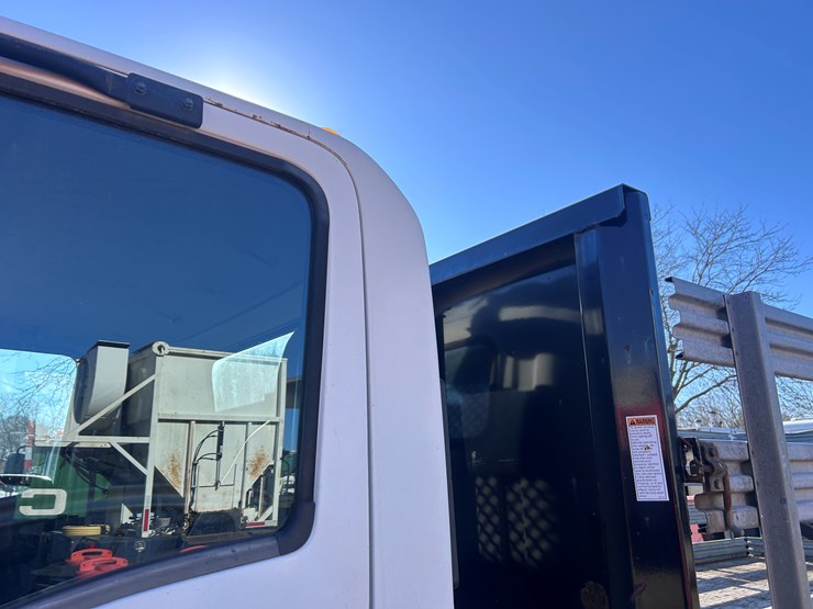 2012-isuzu-npr-image-12