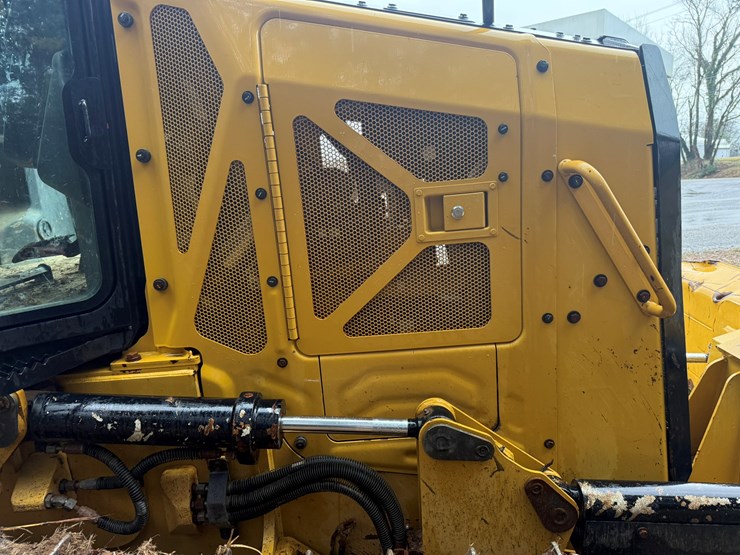 2023-caterpillar-d1-image-21