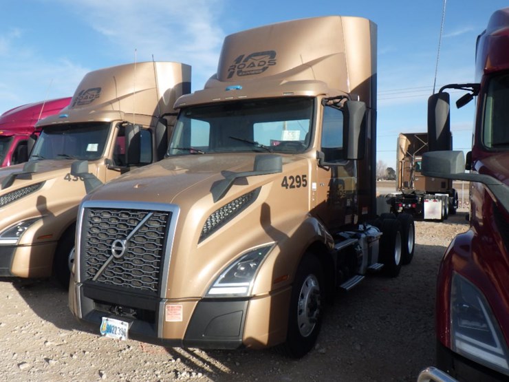 2019-volvo-vnl-300-image-1