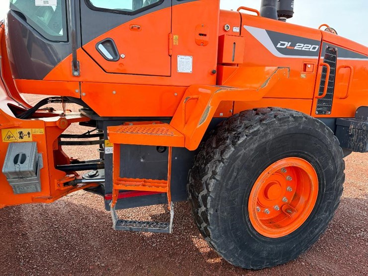 2017-doosan-dl220-5-image-15