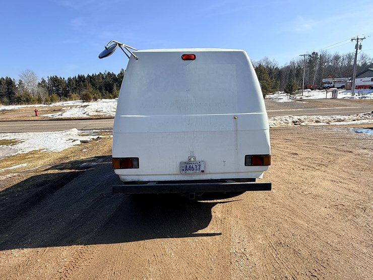 2002-isuzu-npr-image-6