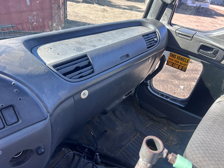 #1694-•-2004-isuzu-cab-and-chassis-image-40