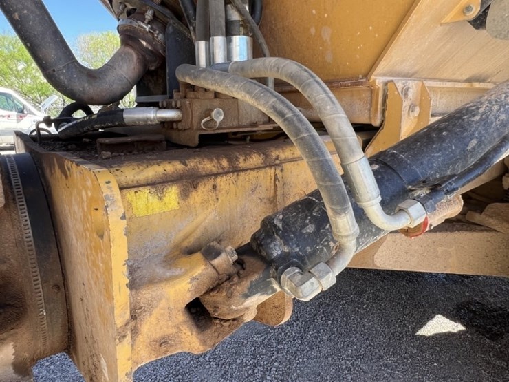 2013-caterpillar-740b-image-12