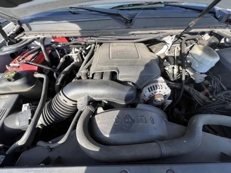 2013-chevrolet-suburban-image-13