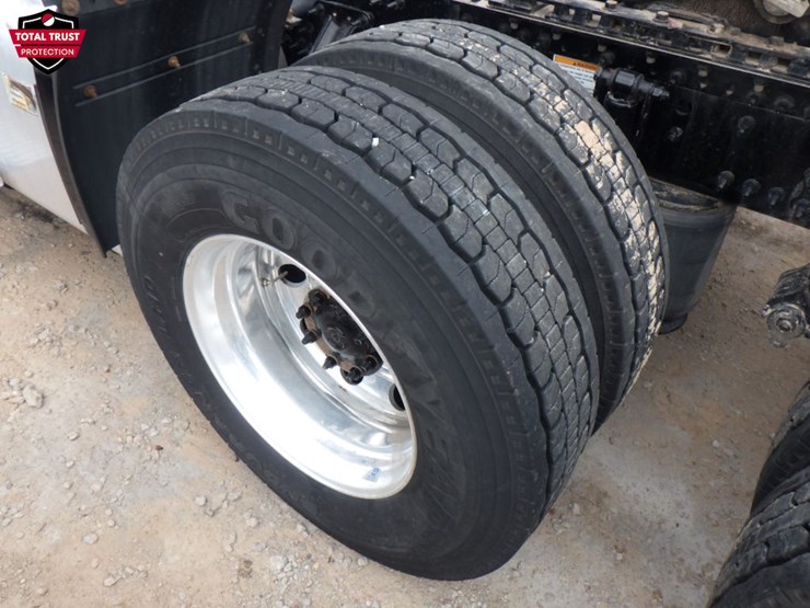 2023-volvo-vnl-300-image-12