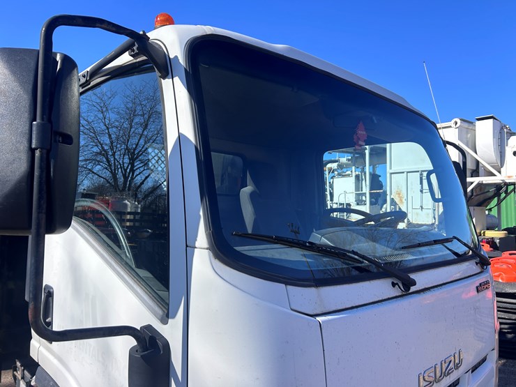 2012-isuzu-npr-image-22