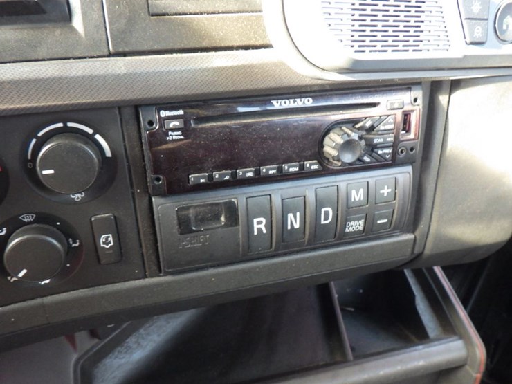 2021-volvo-vnl-300-image-17