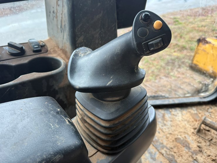 2023-caterpillar-d1-image-41