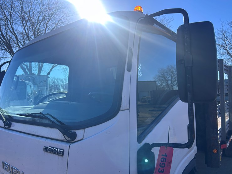 2013-isuzu-npr-image-10