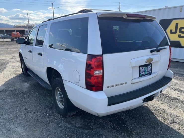 2013-chevrolet-suburban-image-6