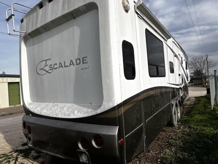 l1--2006-escalade-32'-travel-trailer-image-4