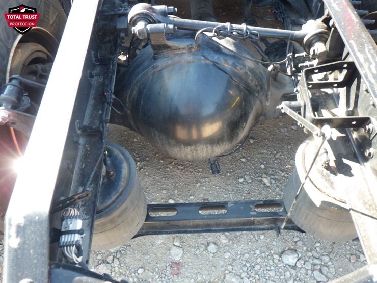 2022-volvo-vnl300-image-8