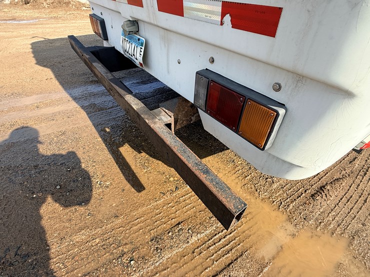 2004-isuzu-npr-image-23