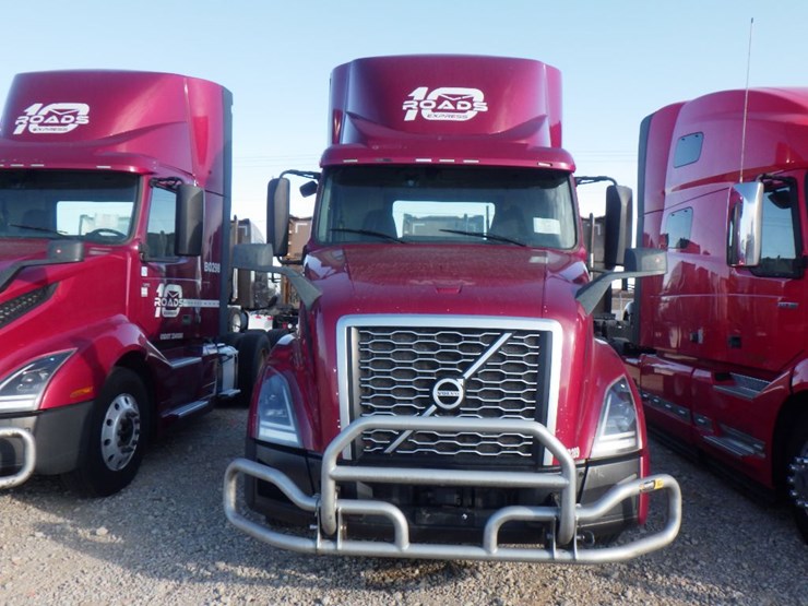 2021-volvo-vnl-300-image-2